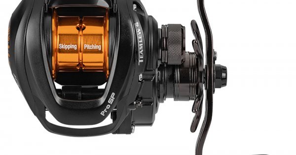 https://team-outdoors.fr/image/cache/catalog/Hengelsport/Lews/Lews%20Pro%20SP%20Skipping%20and%20Pitching%20SLP%20Baitcast%20Left%20Hand%20Reel/Lews-Pro-SP-Skipping-and-Pitching-SLP-8-3-1-Baitcast-Left-Hand-Reel-600x315w.jpg